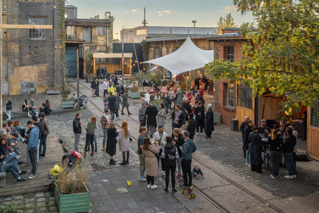 netzwerk-ki-jugendwerkstatt-abschlussevent_wuest-eventlocation-leipzig-pittlerwerke Die Pittlerwerke bieten Raum für Ideen und pulsierenden Austausch, Menschenmenge bei Event in Leipzig